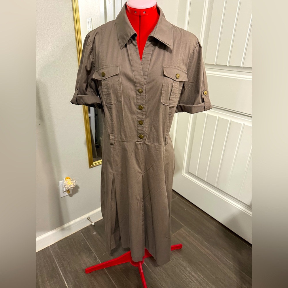 Tahari Arthur Levine Brown Collard Shirt Dress Size 14P pleated skirt, No Belt